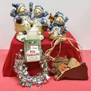 lot 15 image: Holiday Decor #2
