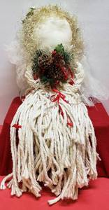 lot 17 image: Holiday Decor #3