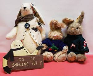 lot 18 image: Stuffed Seasonal Decor #3