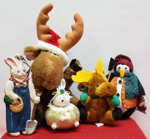 lot 22 image: Seasonal Dcor, Including ADORABLE Moose That Sticks To Any Window