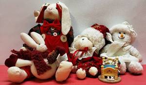 lot 24 image: Stuffed Seasonal Dcor #5