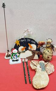 lot 27 image: Holiday Dcor #5