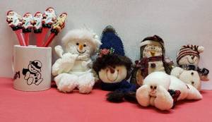 lot 38 image: Holiday Dcor, Including Plastic Santa Silverware