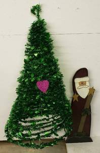 lot 43 image: 41 Collapsible Tree & 35 Wooden Santa
