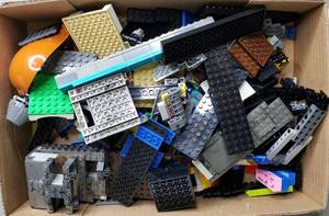 lot 105 image: Lego Lot #4
