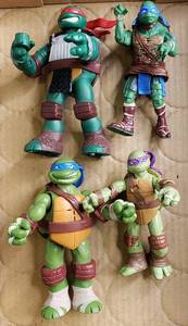 lot 109 image: Ninja Turtle Figurines