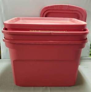 lot 122 image: 2 Starlite 73Qt Plastic Containers WLids & 1 Rubbermaid 18gal Plastic Container WLid