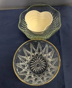 lot 220 image: Glass Serving Bowls