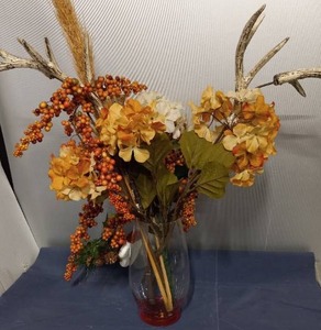lot 224 image: Glass Vase with the flowers