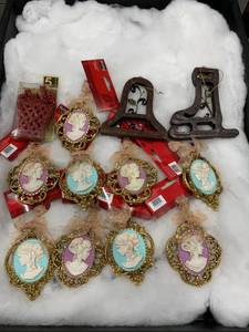 lot 1029 image: Mixed Lot of 12 Christmas Ornaments