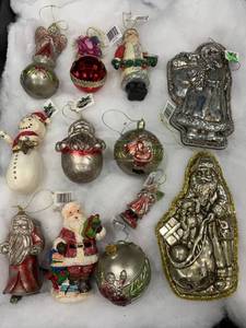 lot 1035 image: Mixed Lot of 12 Christmas Ornaments