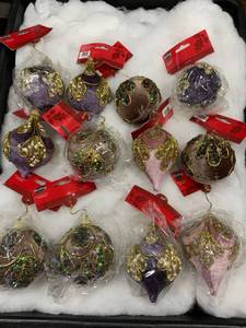 lot 1042 image: Mixed Lot of 13 Pastel Round Christmas Ornaments