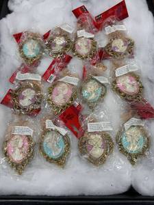 lot 1044 image: Mixed Lot of 12 Paster Girl Portrait Christmas Ornaments