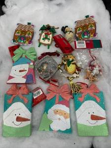 lot 1046 image: Mixed Lot of 12 Christmas Ornaments