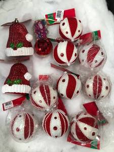 lot 1048 image: Mixed lot of 12 Christmas Ornaments red & white