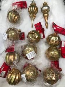 lot 1049 image: Mixed lot of 12 Christmas Ornaments Gold