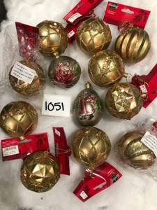 lot 1051 image: Mixed lot of 12 Christmas Ornaments gold
