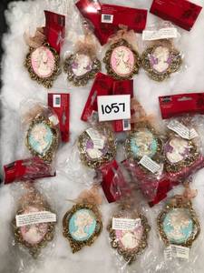 lot 1057 image: Mixed lot of 12 Christmas Ornaments