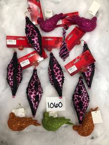 lot 1060 image: Mixed lot of 12 Christmas Ornaments
