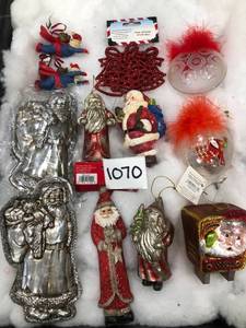 lot 1070 image: Mixed lot of 12 Christmas Ornaments