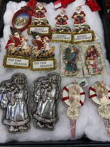 lot 1073 image: Mixed Lot of 12 Christmas Ornaments