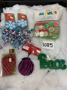 lot 1085 image: Mixed Lot of Christmas Decor