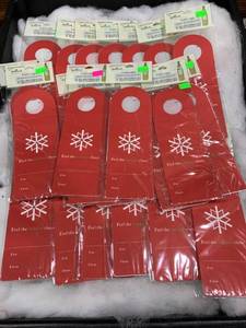 lot 1086 image: Lot of 23 4-Packs Christmas Gift Bottle Tags