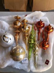 lot 1087 image: 9 large Christmas Ornaments white green gold