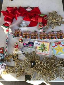 lot 1090 image: 24 pc Christmas items decorations