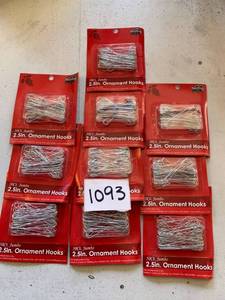 lot 1093 image: 10 Packs of 50 Count 2.5�� Ornaments Hooks