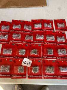 lot 1095 image: 22 Boxes of Mixed Size Ornament Hooks