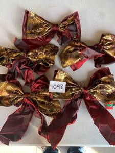 lot 1098 image: 5 Dark Red and Gold Christmas Bows