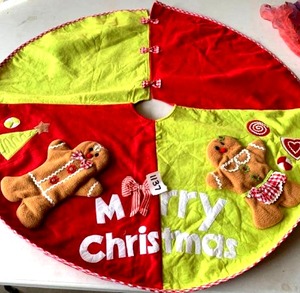lot 1137 image: Gingerbread Man Red and Green Christmas Tree Skirt