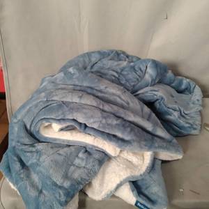 lot 11808 image: AMAZON, BEDSURE BLANKET - LIGHT BLUE - SIZE TWIN-FULL