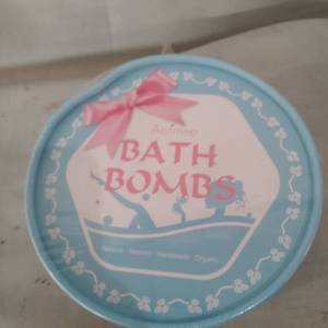 lot 11850 image: AOFMEE SWEET & ROMANTIC BATH BOMBS GIFT SET