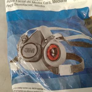 lot 11859 image: 3M HALF FACEPIECE, MED MASK, 620007025