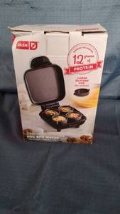 lot 15059 image: Dash DBBM450GBAQ08 Deluxe Sous Vide Style Egg Bite Maker