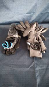 lot 15070 image: LOT OF MENS WORK GLOVES