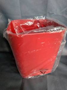 lot 17007 image: MDESIGN DECORATIVE METAL SQUARE SMALL TRASH CAN