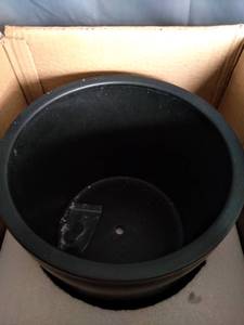lot 17009 image: 10 CERAMIC PLANTER SOGUYI