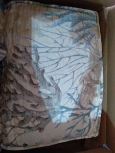 lot 17272 image: TREE DESIGN THROW BLANKET