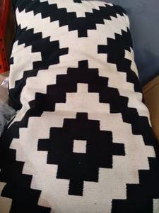 lot 17277 image: BLACK AND WHITE PATTEREND THROW PILLOW