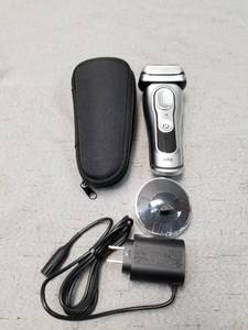 lot 689 image: BRAUN S9 WET & DRY RAZOR