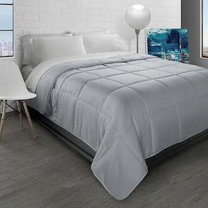 lot 3640 image: All-Season Soft Brushed Microfiber Down-Alternative Comforter - King