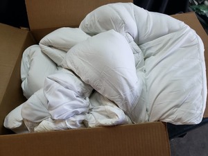 lot 3660 image: Fitted Comforter Twin
