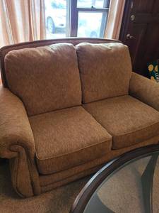 lot 1002 image: Upholstered love seat (great condition)