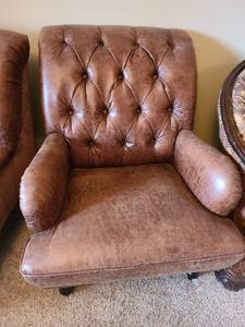 lot 1005 image: Leather like back seat tufted upholstered chair (great condition)