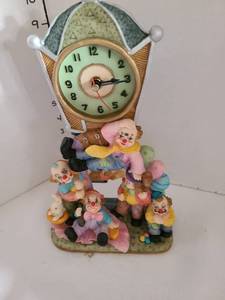 lot 1024 image: Rt Collection clown clock