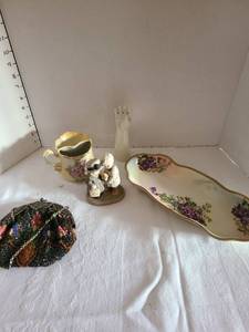 lot 1027 image: Home dcor and a beaded purse