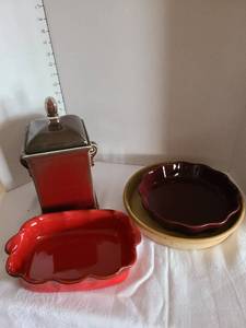 lot 1033 image: Cookie jarCanister and baking dishes